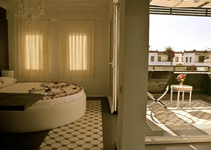 Club Cherry & Family Hotel 2*