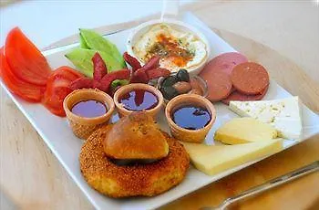 Club Cherry & Family تورغوتْريس